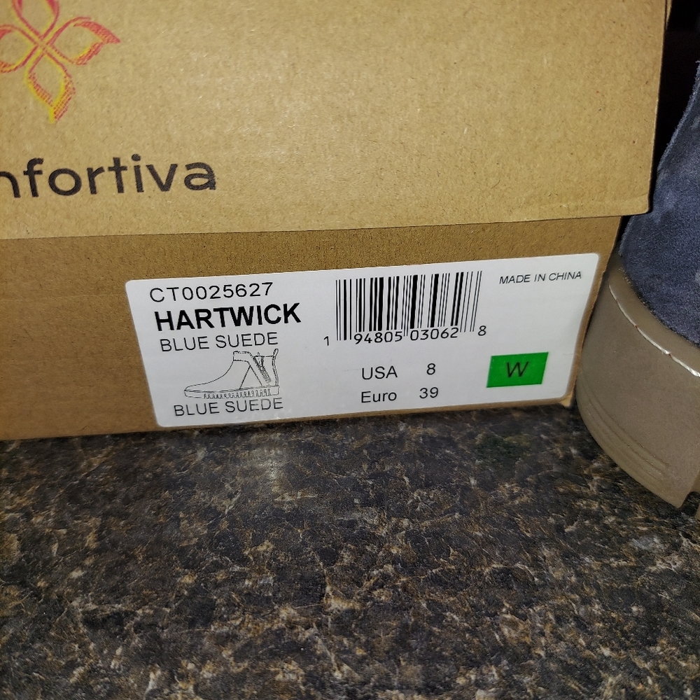Comfortiva booties, size 8 wide, blue leather.